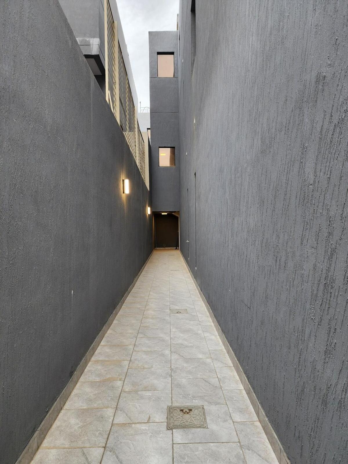 Elegant 2br In Al Yarmook - Near Dammam Road *